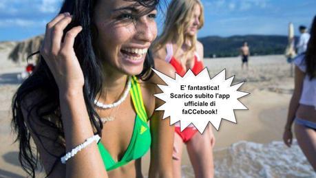 Giovani bagnanti entusiasti dell'app di faCCebook Giovani bagnanti entusiasti dell'app di faCCebook