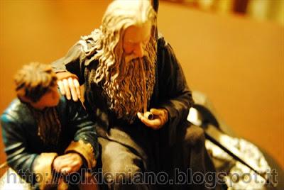 Lo Hobbit: La Battaglia delle Cinque Armate Extended edition con la statua di Gandalf che consola Bilbo