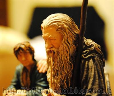Lo Hobbit: La Battaglia delle Cinque Armate Extended edition con la statua di Gandalf che consola Bilbo