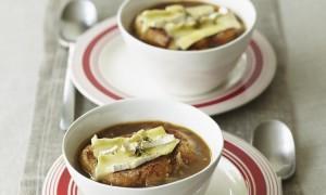 Zuppa di cipolle gratinata al Porto e Brie