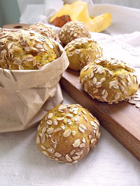 Panini alla zucca (cruda) e fiocchi di farro