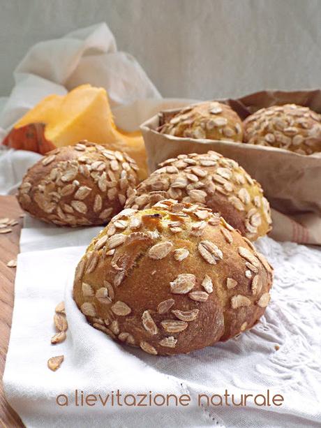 Panini alla zucca (cruda) e fiocchi di farro