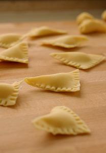 Tortelli senza glutine con patate e ricotta e ragù bianco di maiale e nocciole