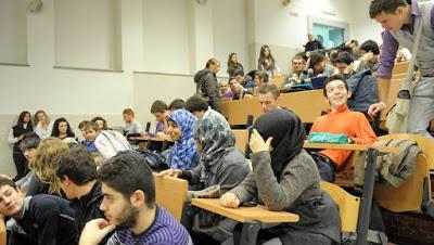 La vera storia della studentesse musulmane che lasciano l’aula durante il minuto di silenzio per Parigi