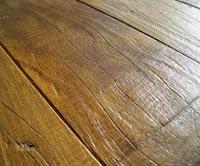 Pavimenti in cemento e in legno, consigli casalinghi