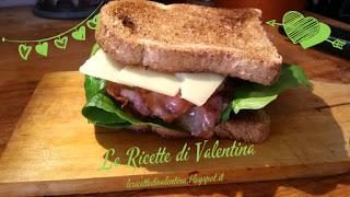 MANGIA CIO' LEGGI Sandwich bacon ispirato 