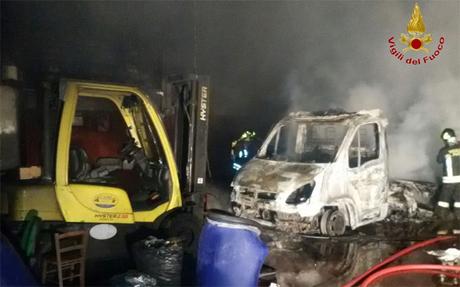 Crotone, due automezzi in fiamme in località Passovecchio