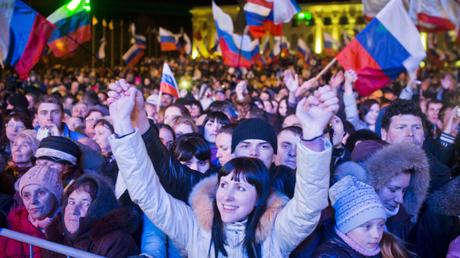 crimea-referendum-celebrate