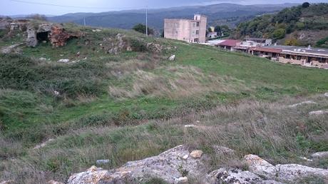 FOTOGALLERY: La necropoli di Monte Tabor a Vico del Gargano tra asfalto e rifiuti