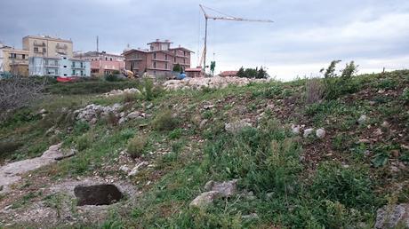 FOTOGALLERY: La necropoli di Monte Tabor a Vico del Gargano tra asfalto e rifiuti