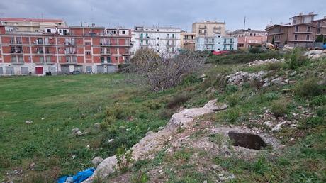 FOTOGALLERY: La necropoli di Monte Tabor a Vico del Gargano tra asfalto e rifiuti