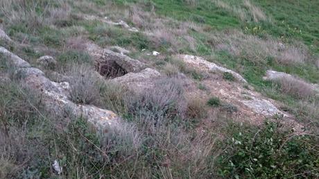 FOTOGALLERY: La necropoli di Monte Tabor a Vico del Gargano tra asfalto e rifiuti