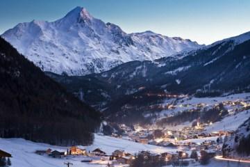 Natale a Graz: mercatini, presepi e 25.000 luci per un albero di 30 metri