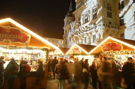 Natale a Graz: mercatini, presepi e 25.000 luci per un albero di 30 metri