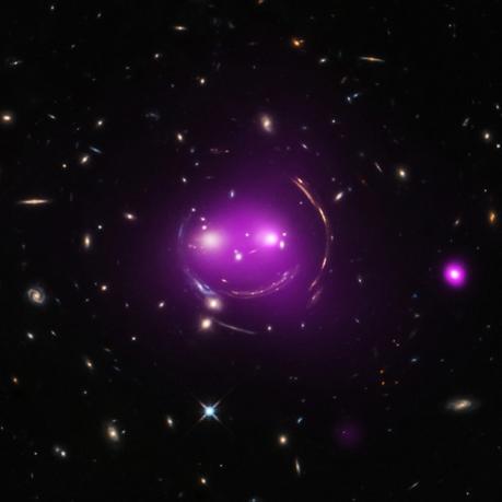 Una sovrapposizione di immagini raccolte nella banda ottica e ai raggi X del gruppo di galassie chiamato “Cheshire Cat”. Raggi X: NASA/CXC/UA/J.Irwin et al; Ottico: NASA/STScI