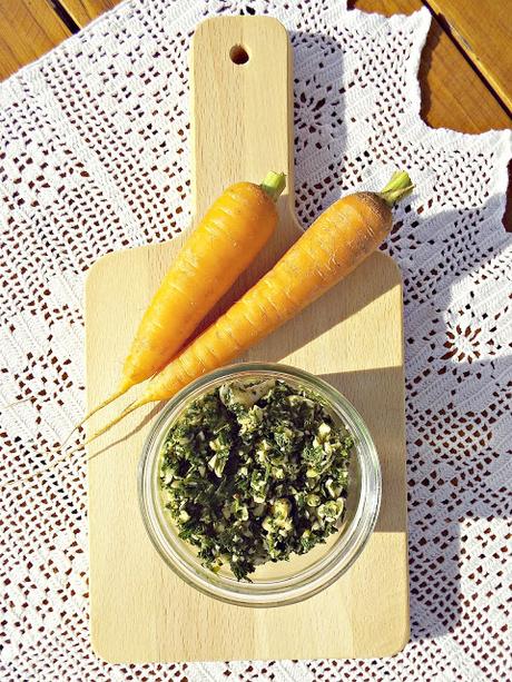 Pesto di ciuffi di carota e anacardi per le chicche alla semola