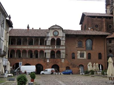 PAVIA. Teatro e Mercatino solidale in piazza Vittoria per la Giornata Internazionale contro la violenza sulle donne.