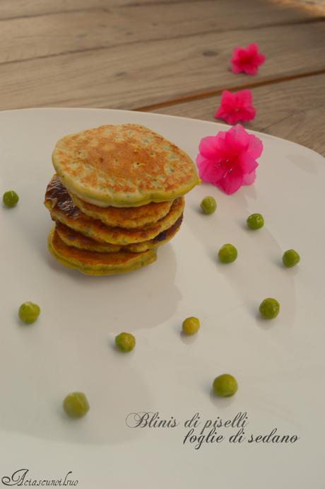 Blinis di piselli e foglie di sedano