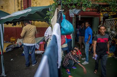 Il blitz della polizia al centro per migranti Baobab di Roma