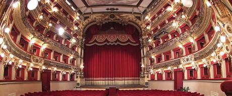 Sabina Guzzanti in “Come ne venimmo fuori” al Teatro Bellini di Napoli