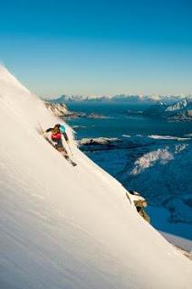 La collezione ULLR di Helly Hansen riflette la passione per lo sci e il design. E con Ski Free scii sci gratis per un giorno a Chamonix