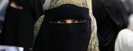 Canton Ticino: approvata la legge anti-burqa, infrazioni punite anche con 10mila franchi. Ma sarà utile all’integrazione?