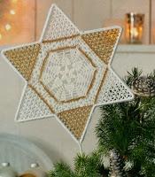 Decorazioni a uncinetto per Natale:  Centrino a stella lavorato nella cornice di fil di ferro