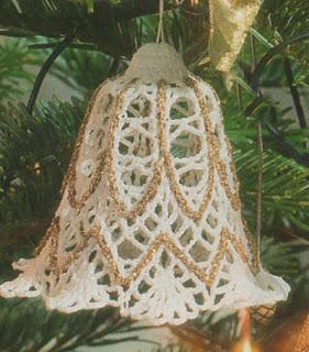 Decorazioni a uncinetto per Natale: campanelle in bianco e oro