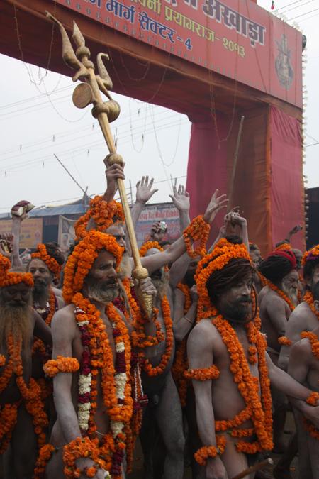 Naga Baba con il tridente di Shiva al Maha Kumbha Mela 2013. Foto di Marco Restelli