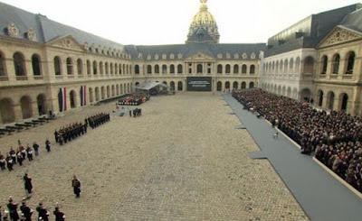 La Francia commemora le vittime degli attacchi a Parigi