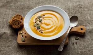 Crema di zucca con castagne arrostite e mandorle