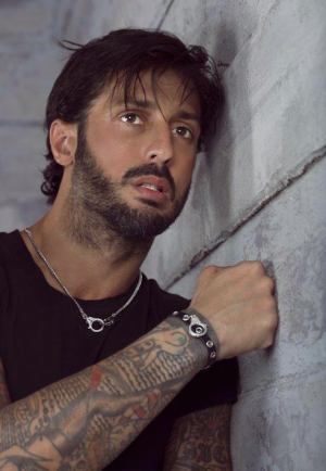 Fabrizio Corona ritorna in pista con la nuova collezione di gioielli SI PUEDE