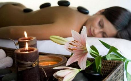 I benefici del massaggio ayurvedico hot-stone_Fotor