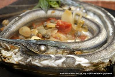 Cucinare il pesce azzurro: Aguglia in padella con pomodorini, capperi, basilico e cipolline