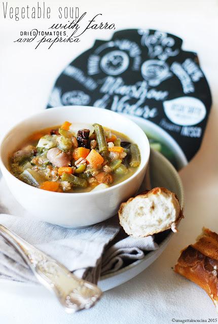 Minestrone di verdure con farro, pomodori secchi e paprika | Vegetable soup with farro, dried tomatoes and paprika