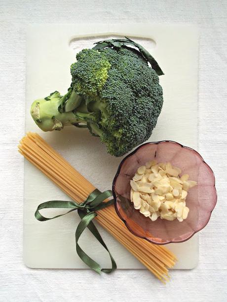 Spaghetti nel coccetto con broccoli e mandorle