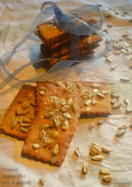 Crackers di quinoa, olive, semi di girasole