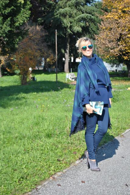 outfit blu come abbinare la maxisciarpa outfit mantella come abbinare la mantella cape outfit how to wear cape how to wear blue how to combine blue  outfit novembre outfit autunnali come vestirsi in autunno outfit invernali fall outfits how to dress in autumn mariafelicia magno fashion blogger color block by felym fashion blog italiani fashion blogger italiane blogger italiane fashion bloggers italy fashion blogger bergamo fashion blogger milano ragazze bionde blogger bionde influencer bionde