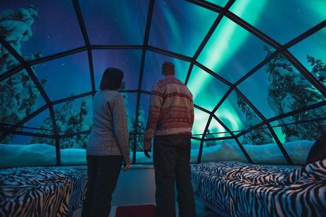 Copia di Kakslauttanen glass igloo inside Northern Lights