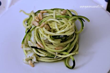 zucchini-noodles-con-seppioline-pesto-e-pinoli