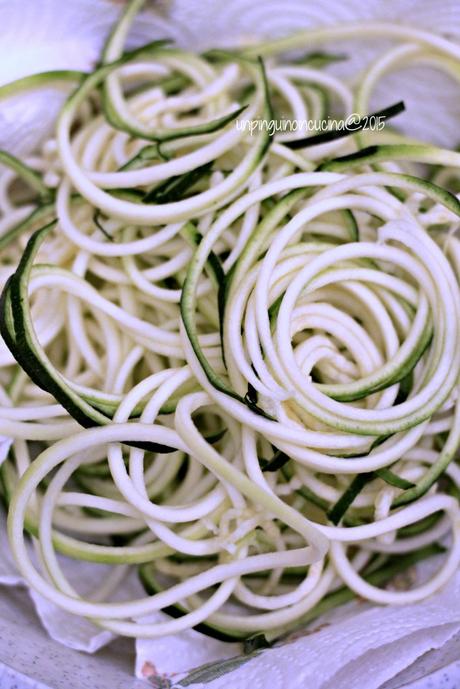 zucchini-noodles-con-seppioline-pesto-e-pinoli_3