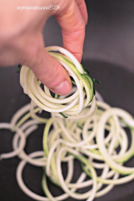 zucchini-noodles-con-seppioline-pesto-e-pinoli