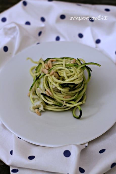 zucchini-noodles-con-seppioline-pesto-e-pinoli