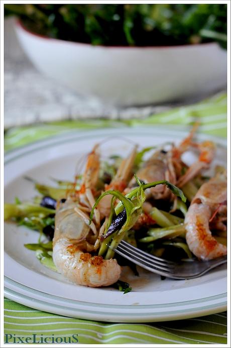 Scampi Saltati su Letto di Puntarelle e Olive al Balsamico