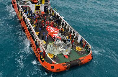 L’aereo AirAsia è precipitato per un guasto e un errore del pilota