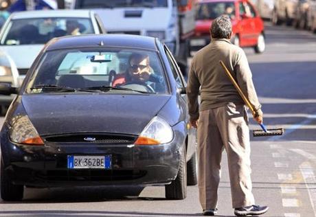 Perché Roma è piena di lavavetri e Milano, Firenze e Torino no? Tronca può risolvere con una firma