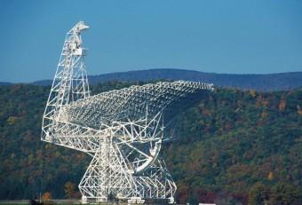 Il Green Bank Telescope (GBT) della National Science Foundation, negli Stati Uniti. I dati d’archivio del GBT contengono il segnale di FRB 110523, un Fast Radio Burst avvenuto in una regione dello spazio altamente magnetizzata al di fuori della nostra galassia. Crediti: NRAO/AUI/NSF