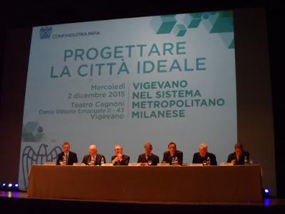 VIGEVANO (pv). Teatro gremito al convegno di Confindustria sull'ingresso di Vigevano nella Città metropolitana milanese.
