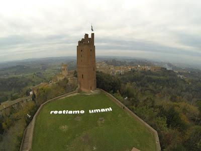 RESTIAMO UMANI installazione dell'artista Stefano Tonelli