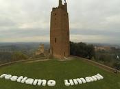 RESTIAMO UMANI installazione dell'artista Stefano Tonelli